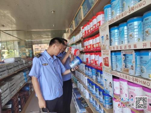 東臨新區(qū)市場(chǎng)監(jiān)管局開展 守護(hù)知識(shí)產(chǎn)權(quán) 專項(xiàng)執(zhí)法行動(dòng) 圖