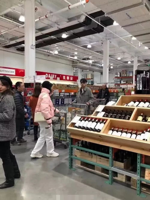 雷佳音罕見攜妻現(xiàn)身掃貨,穿大衣一臉高冷,嬌妻粉衣白褲打扮超嫩