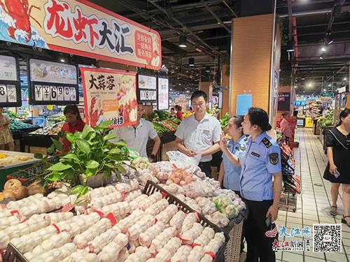 贛州市場監(jiān)管系統(tǒng)為 五一 消費市場保 價 護 行 圖