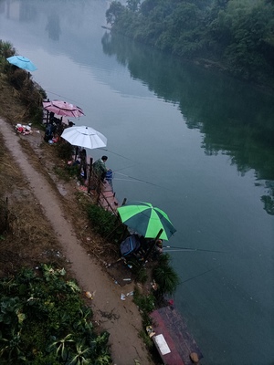 綏寧縣百馬灘大橋有人違規(guī)搭建釣魚臺(tái)