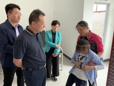 曾震亞在綏寧縣小鄉(xiāng)村調(diào)研脫貧攻堅工作時要求:繼續(xù)保持戰(zhàn)略定力,奮力奪取決勝全面建成小康社會偉大勝利