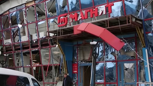 波蘭農(nóng)民在市政府大樓外生火 扔雞蛋 抗議烏克蘭農(nóng)產(chǎn)品搶占市場